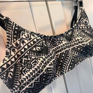 Size-XL Xhilaration Black/White bikini top Lightly, Lined adjustable straps